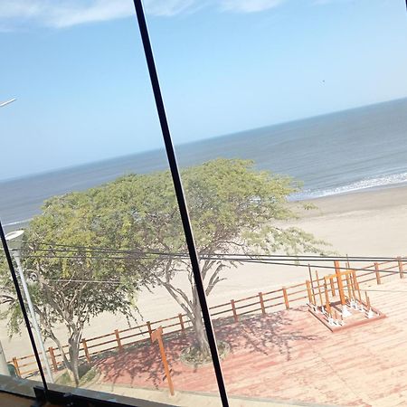 Hospedaje Restaurante El Hombre Puerto Chicama Exteriör bild