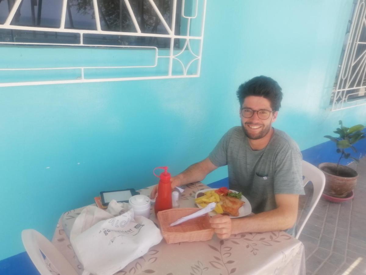 Hospedaje Restaurante El Hombre Puerto Chicama Exteriör bild
