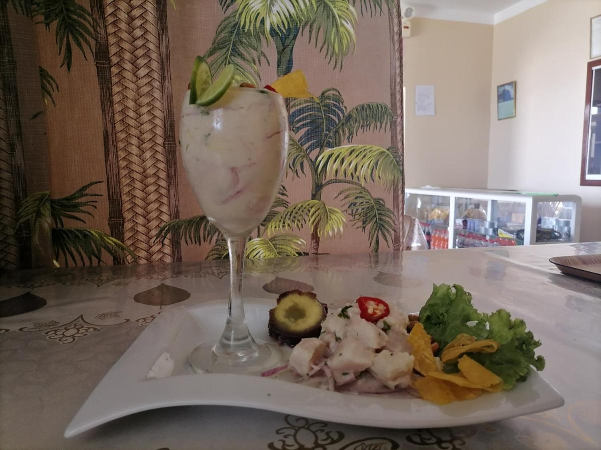 Hospedaje Restaurante El Hombre Puerto Chicama Exteriör bild
