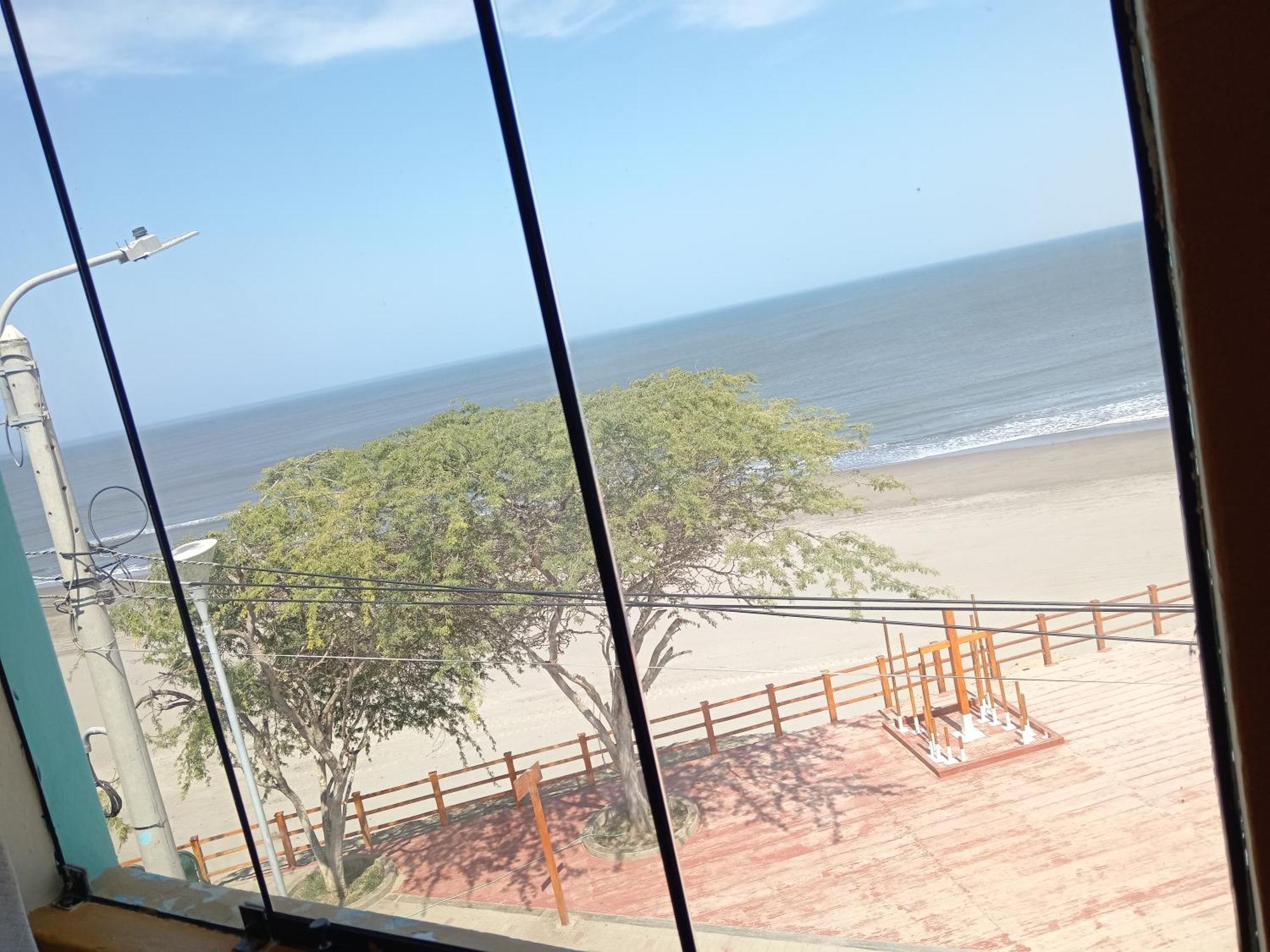 Hospedaje Restaurante El Hombre Puerto Chicama Exteriör bild